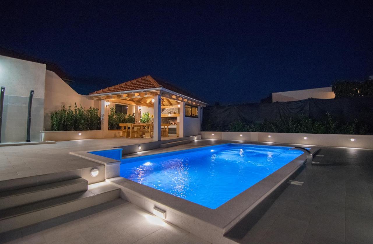 Villa Milena With Heated Pool And Jacuzzi Kostanje ภายนอก รูปภาพ